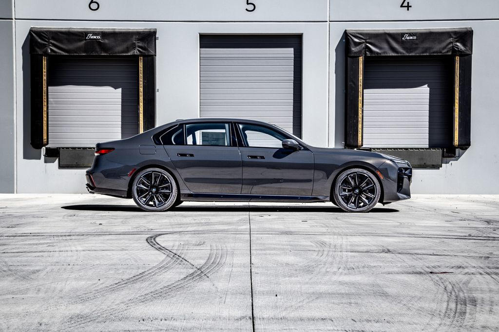 2026 BMW 7 Series 760i - Photo 10