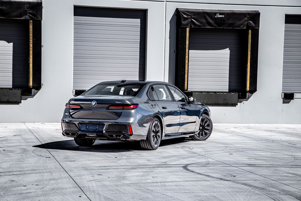 2026 BMW 7 Series 760i - Photo 9