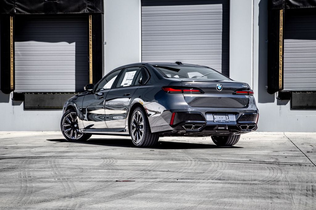 2026 BMW 7 Series 760i - Photo 6