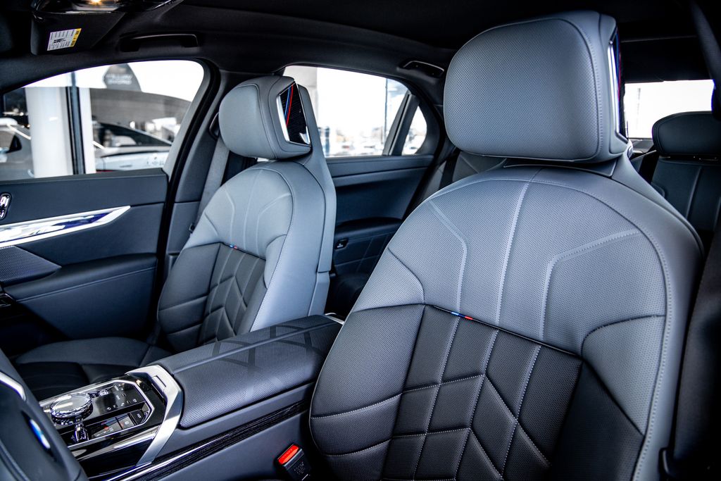 2026 BMW 7 Series 760i - Photo 30