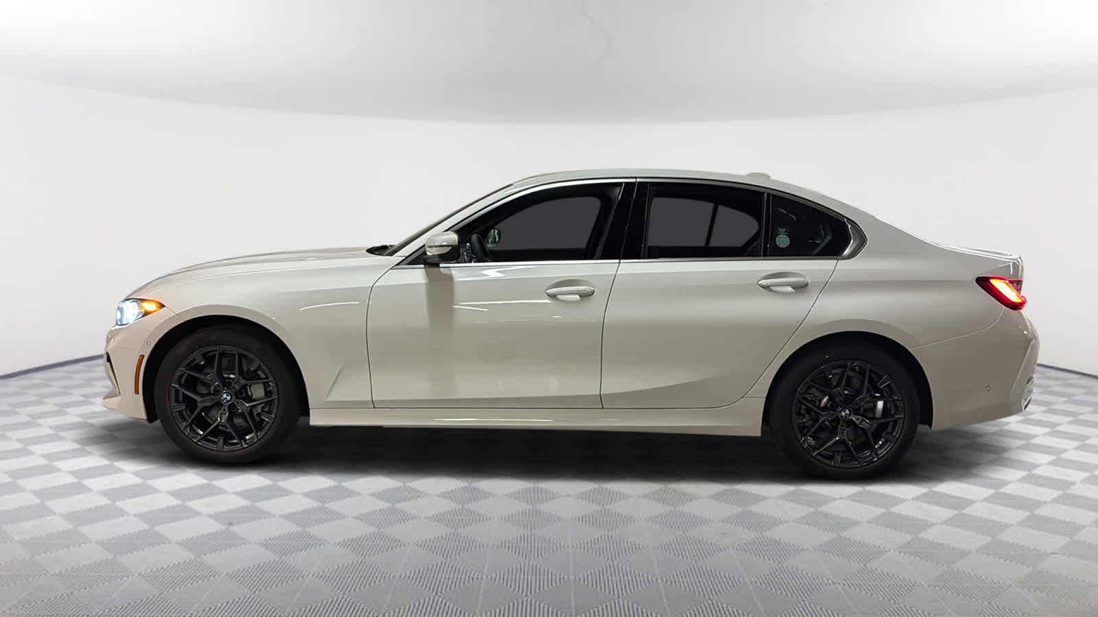 Thumbnail: 2025 BMW 3 Series - 3
