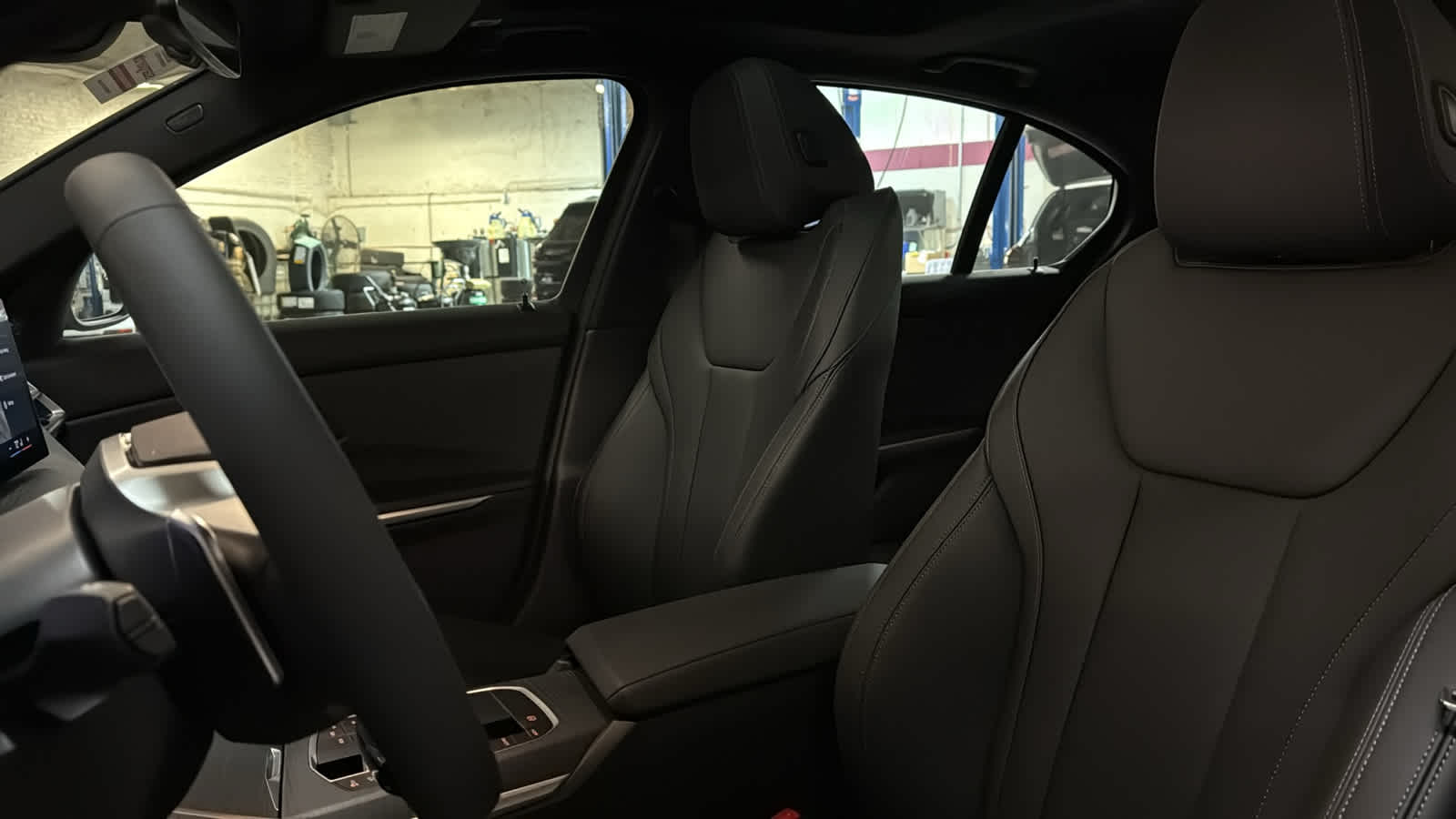 Thumbnail: 2025 BMW 3 Series - 25