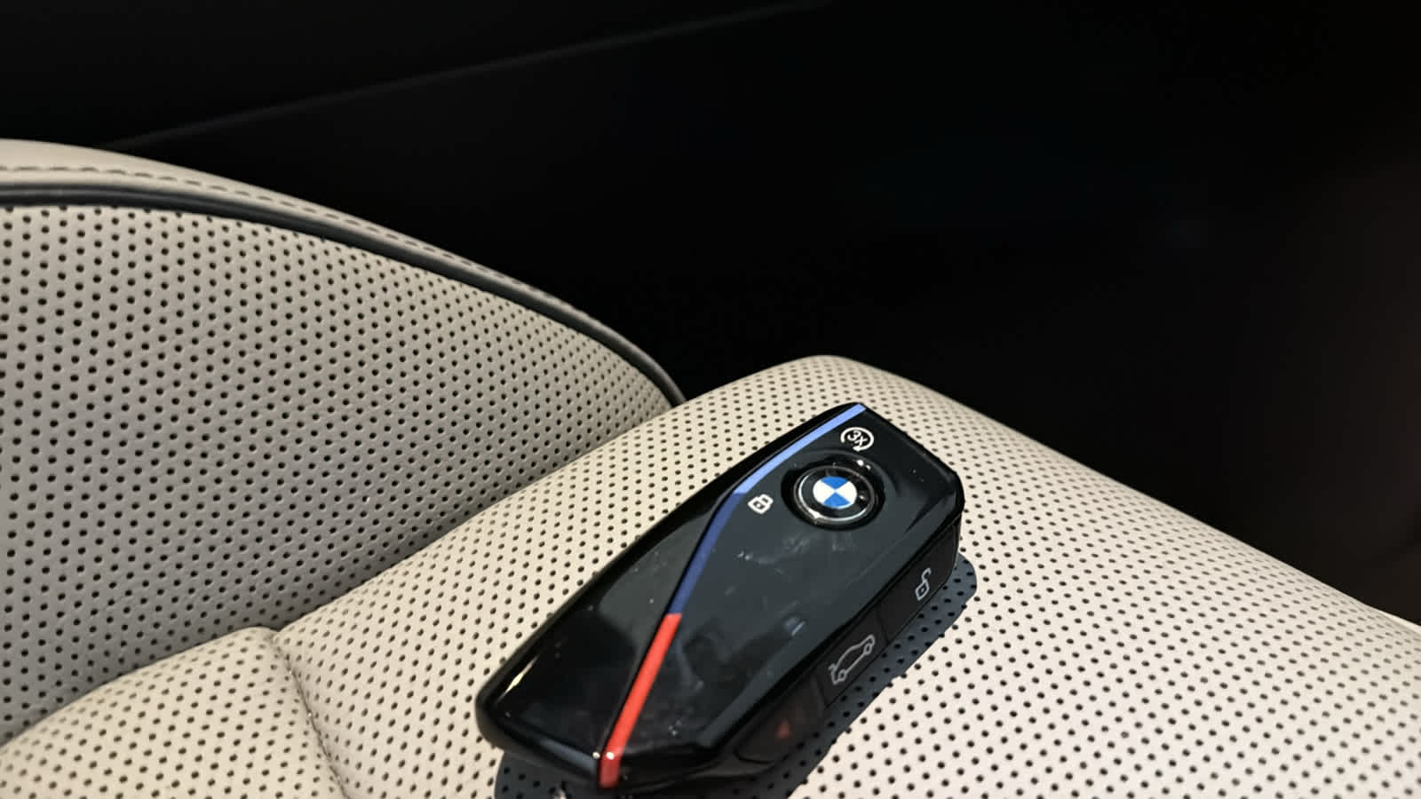 2025 BMW M5  34
