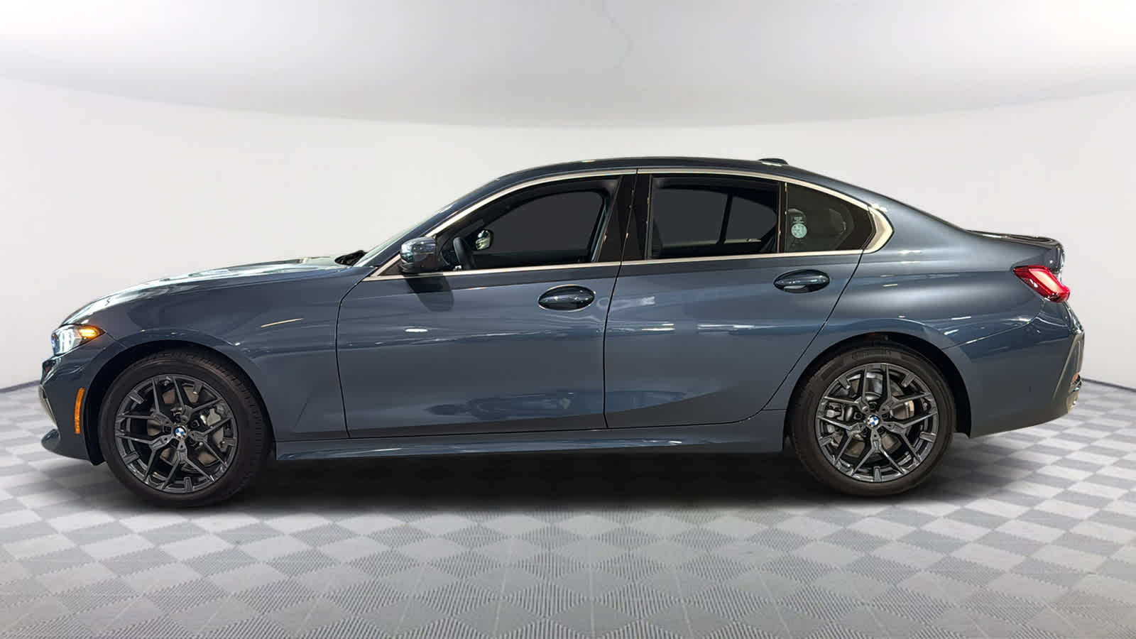 Thumbnail: 2025 BMW 3 Series - 3