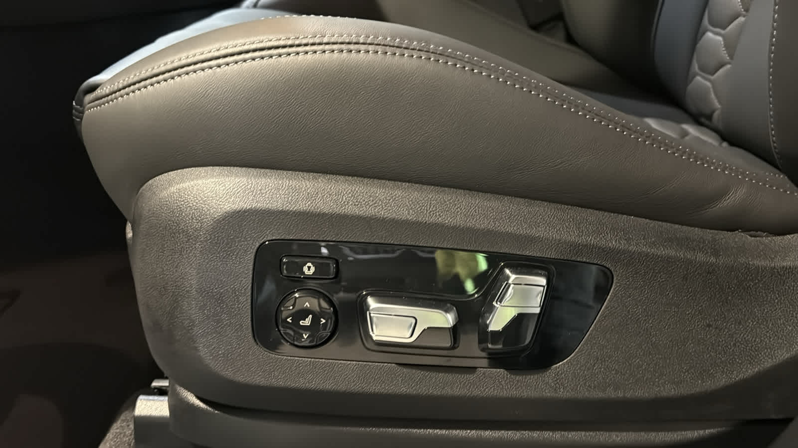 Thumbnail: 2026 BMW X5 - 14