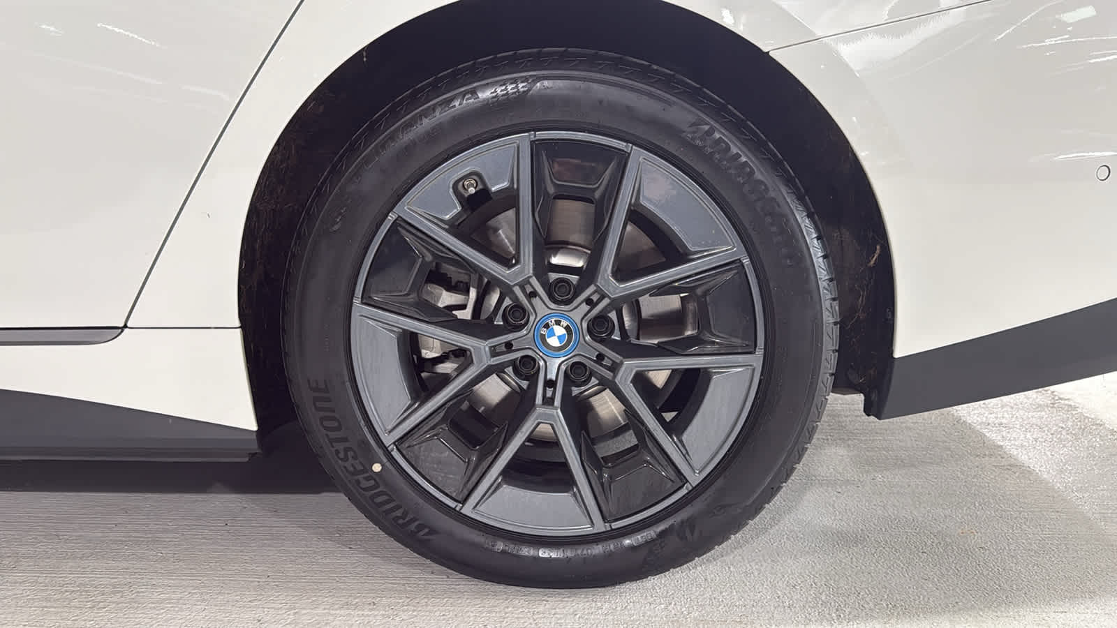 Thumbnail: 2023 BMW i4 - 10