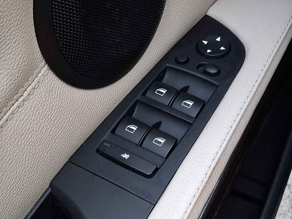 Thumbnail: 2011 BMW 3 Series - 23