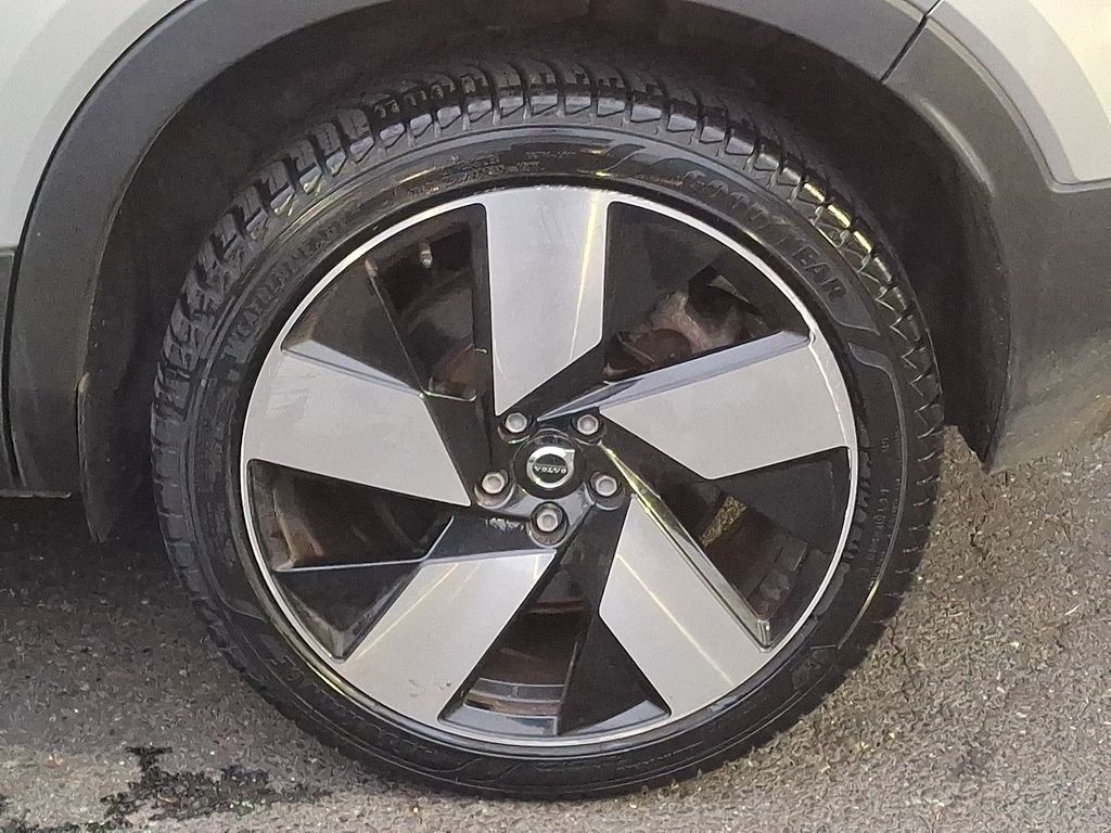 Thumbnail: 2023 Volvo XC40 - 7