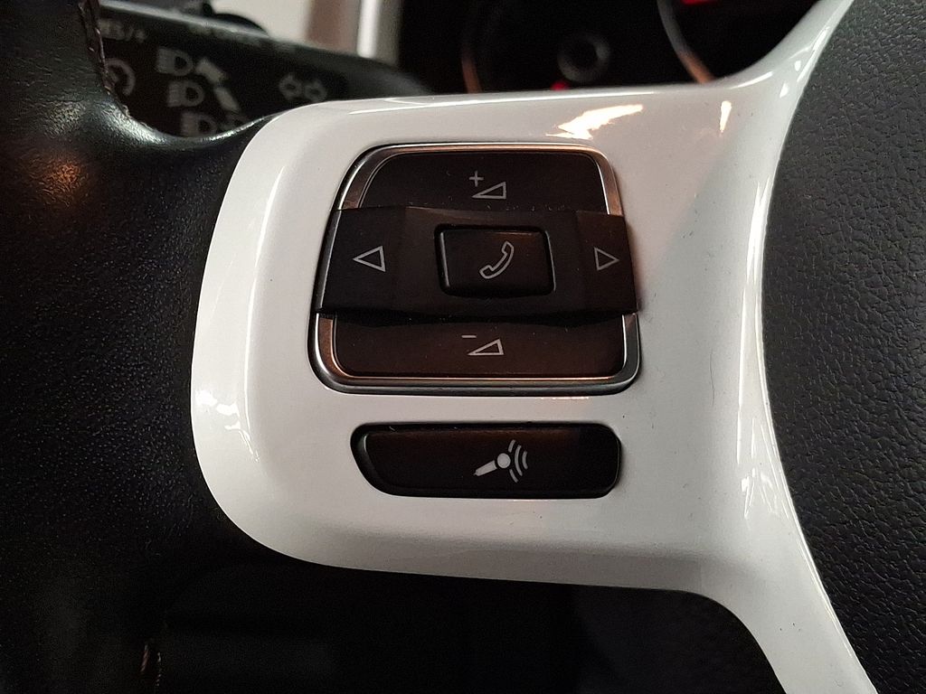 Thumbnail: 2015 Volkswagen Beetle - 17