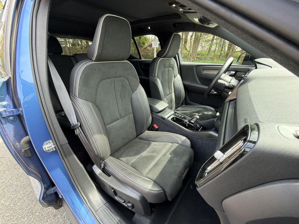 Thumbnail: 2021 Volvo XC40 - 22