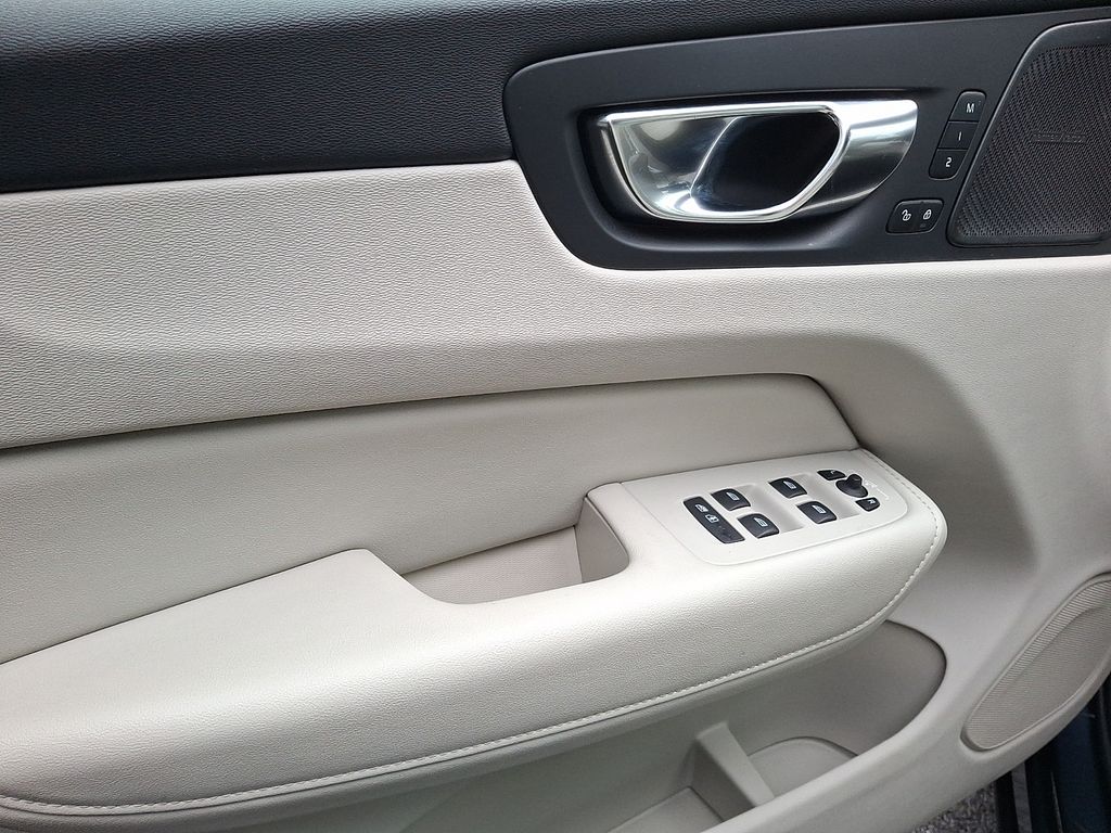 Thumbnail: 2023 Volvo XC60 - 8