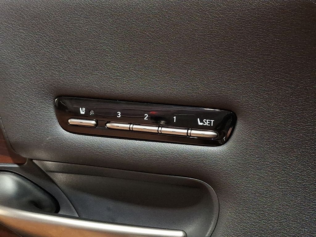 Thumbnail: 2018 Lexus LS - 21