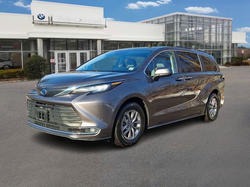 2022 Toyota Sienna XLE's photo