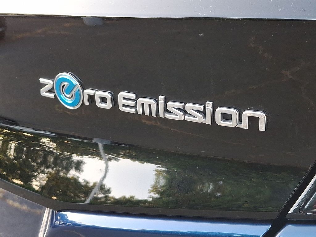 Thumbnail: 2022 Nissan Leaf - 23