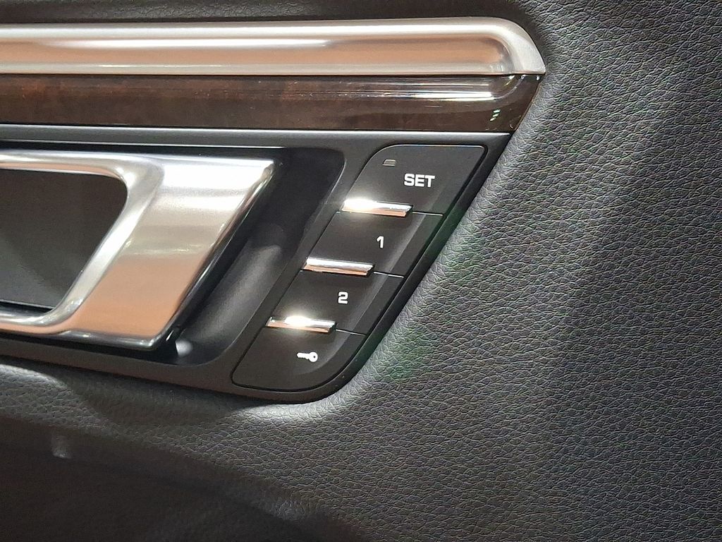 Thumbnail: 2022 Porsche Macan - 21