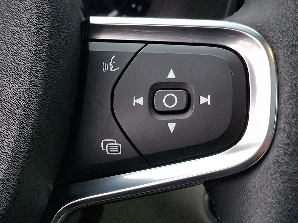 Thumbnail: 2023 Volvo XC40 - 19