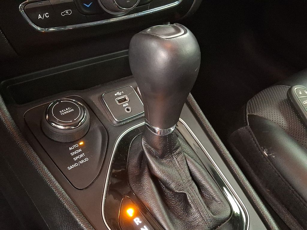 Thumbnail: 2022 Jeep Cherokee - 12