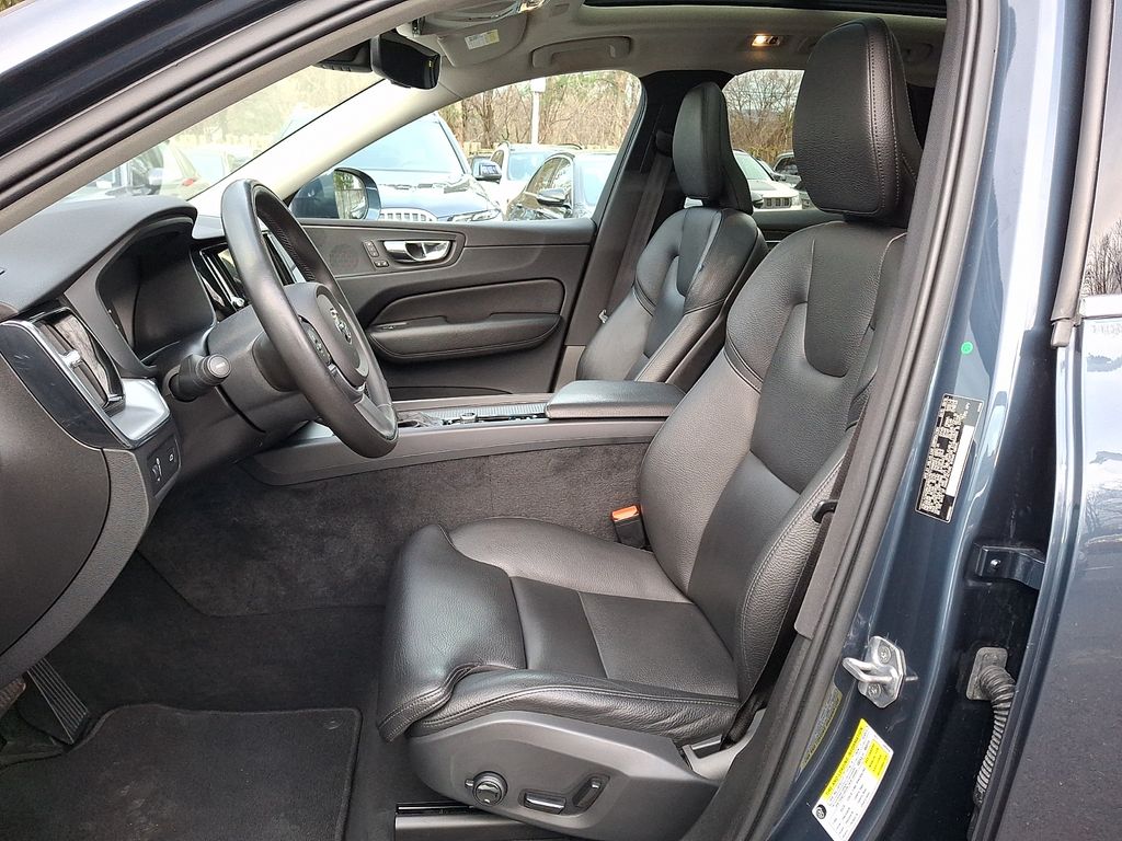 Thumbnail: 2019 Volvo XC60 - 10