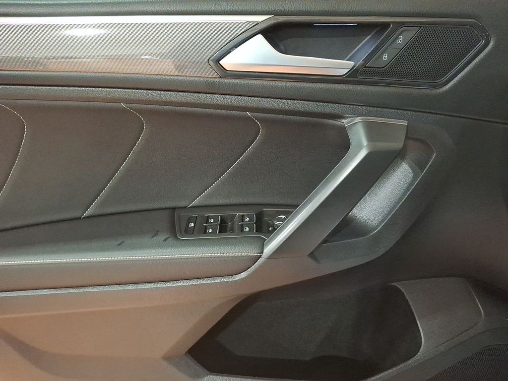 Thumbnail: 2023 Volkswagen Tiguan - 9