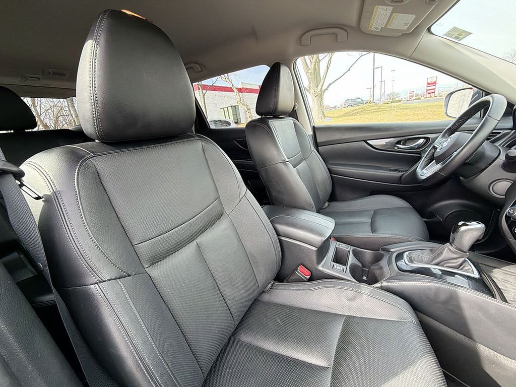 Thumbnail: 2018 Nissan Rogue - 17