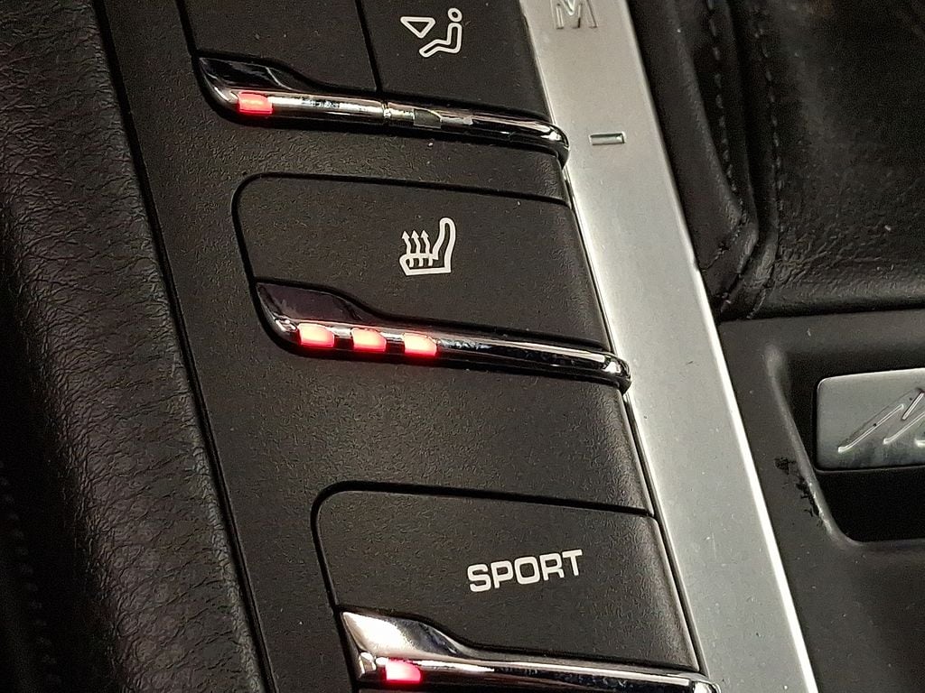 Thumbnail: 2021 Porsche Macan - 16