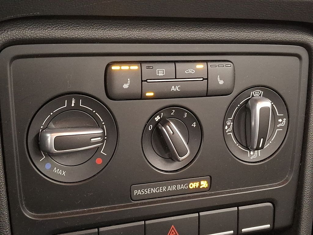 Thumbnail: 2015 Volkswagen Beetle - 13