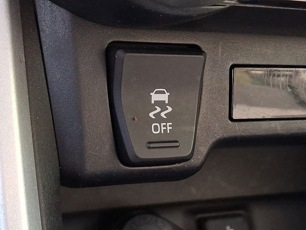 Thumbnail: 2021 Toyota RAV4 - 16