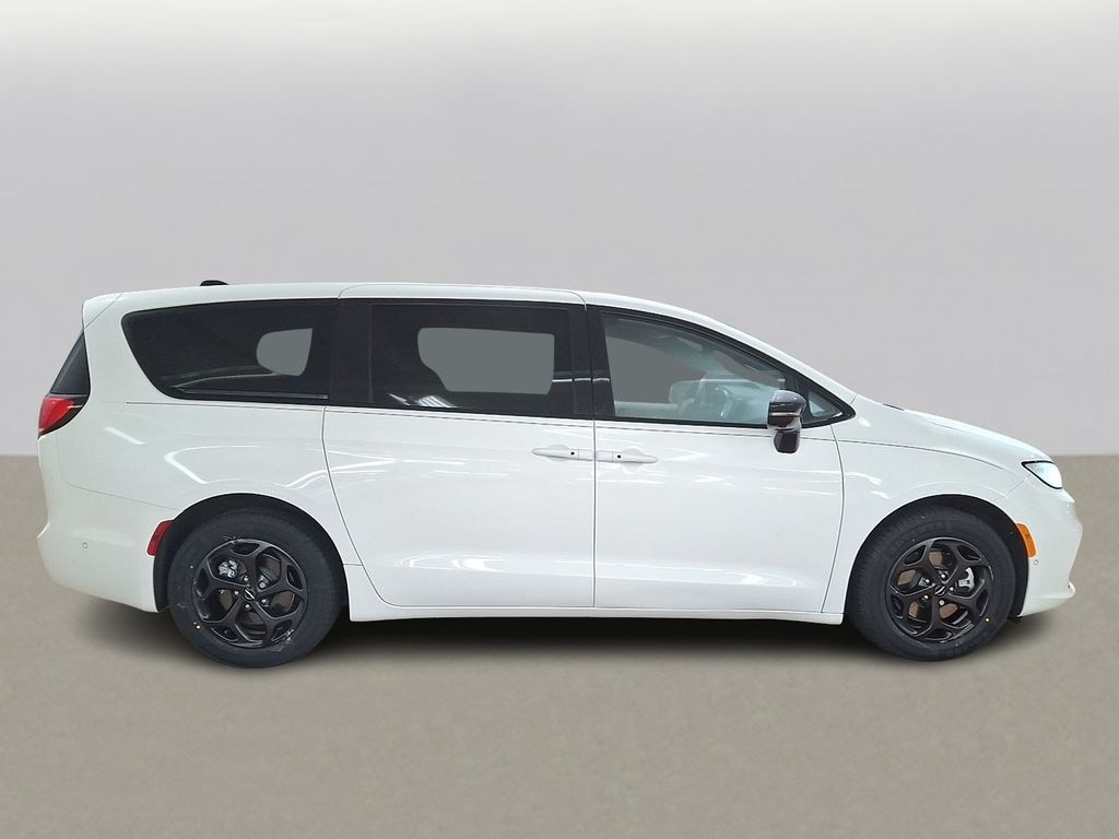 Used 2024 Chrysler Pacifica Plug-In Hybrid Select Van Passenger Van