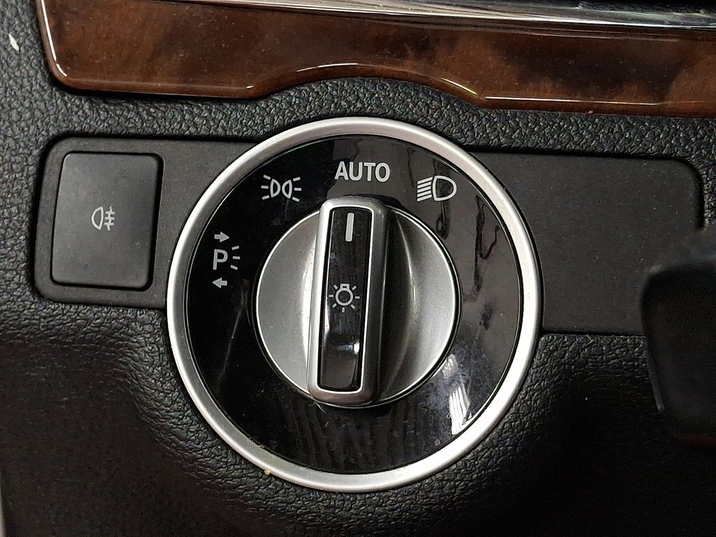Thumbnail: 2012 Mercedes-Benz E-Class - 15