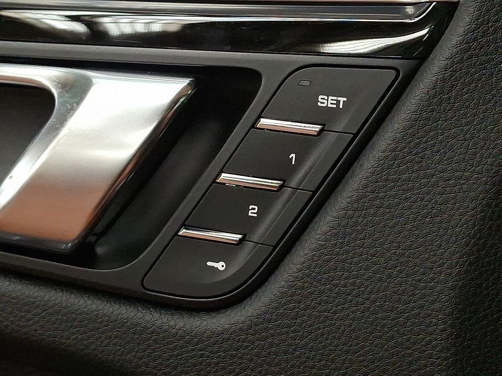 Thumbnail: 2021 Porsche Macan - 20