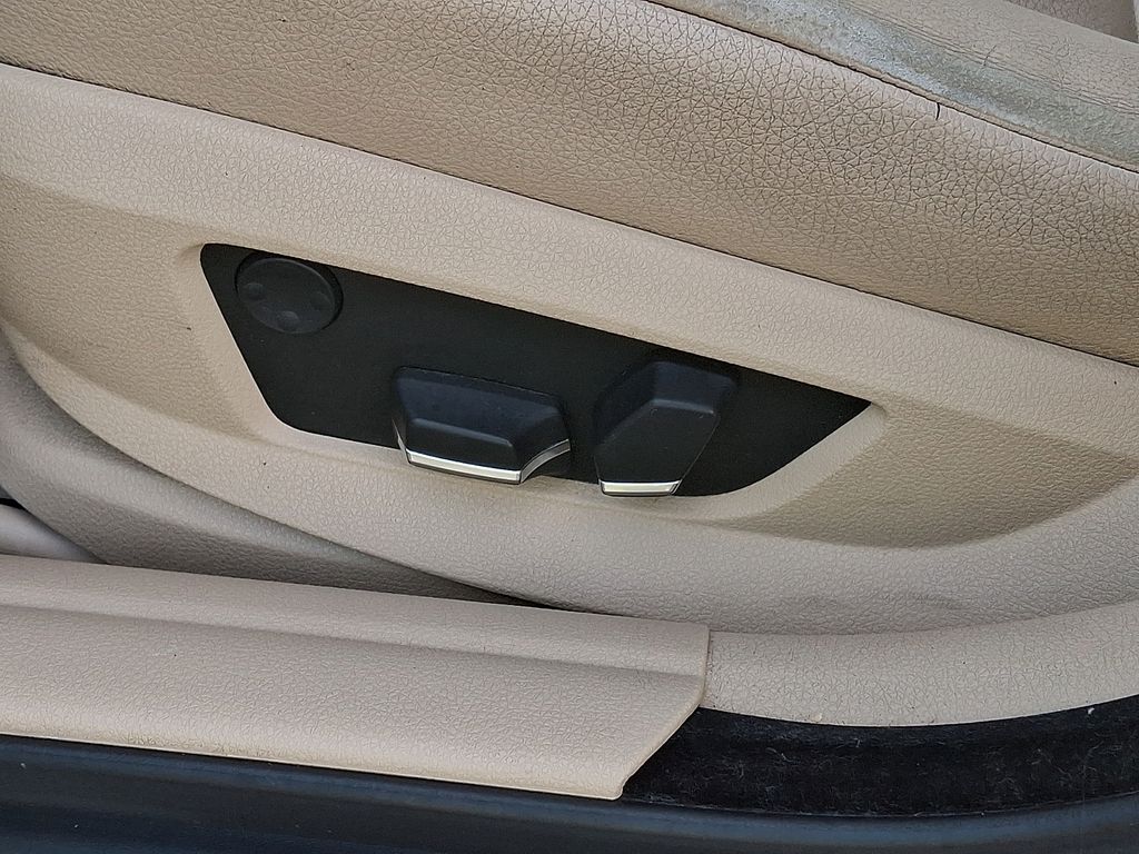 Thumbnail: 2012 BMW 5 Series - 10