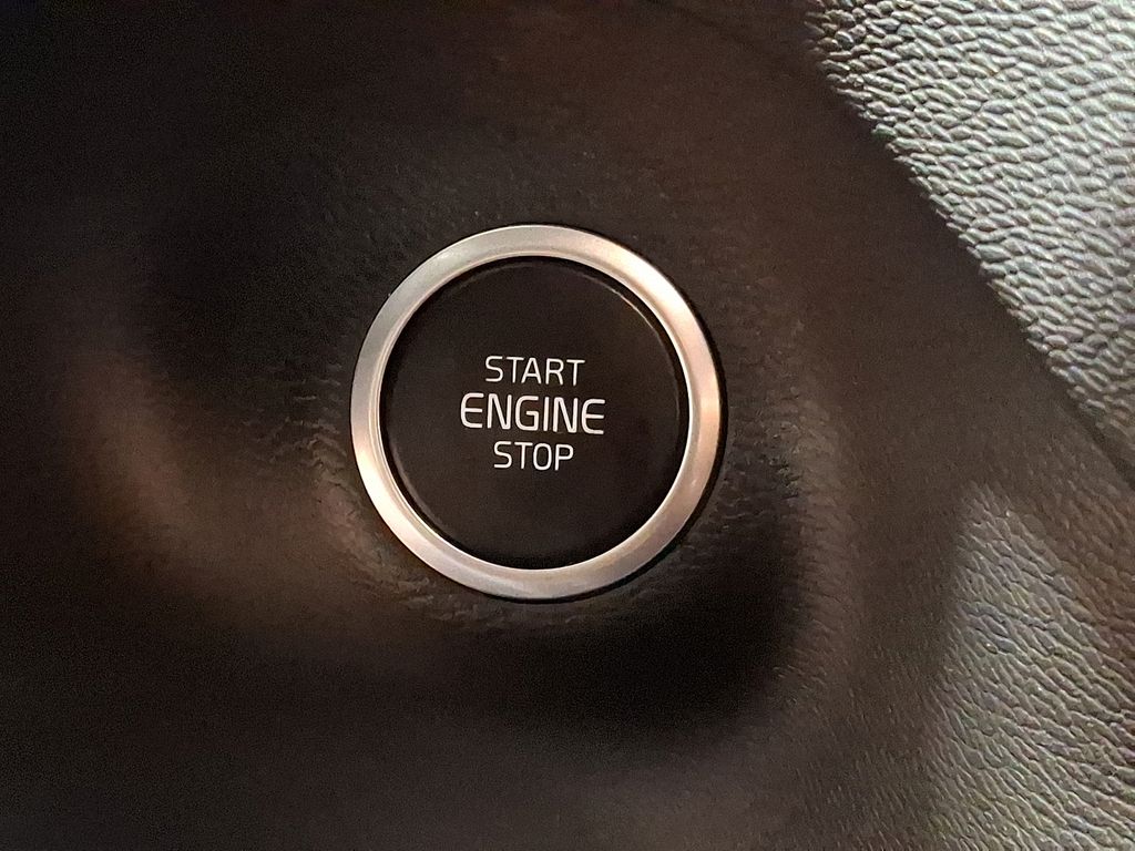 Thumbnail: 2021 Volvo XC40 - 19