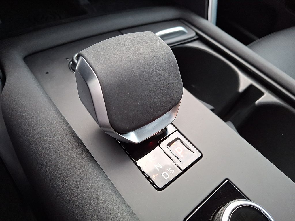 Thumbnail: 2025 Land Rover Discovery - 13