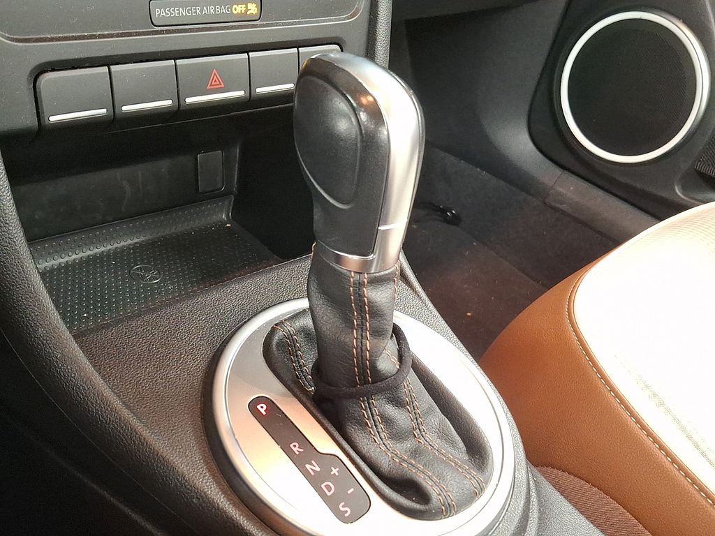 Thumbnail: 2015 Volkswagen Beetle - 12