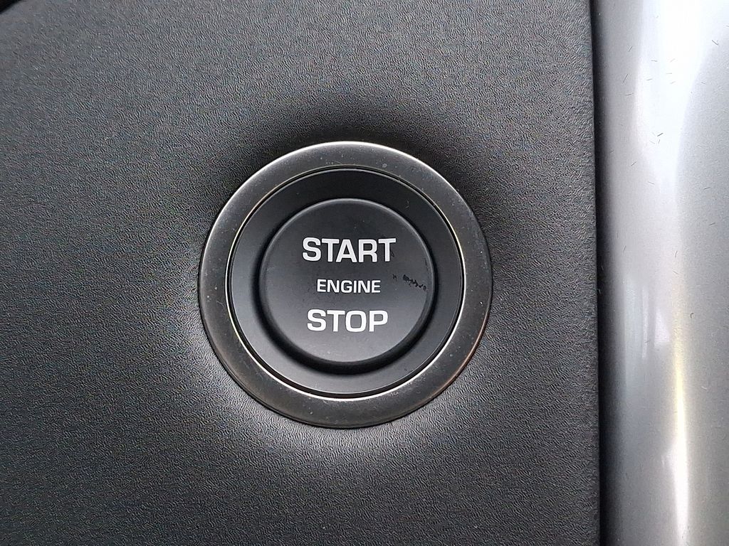 Thumbnail: 2025 Land Rover Discovery - 20