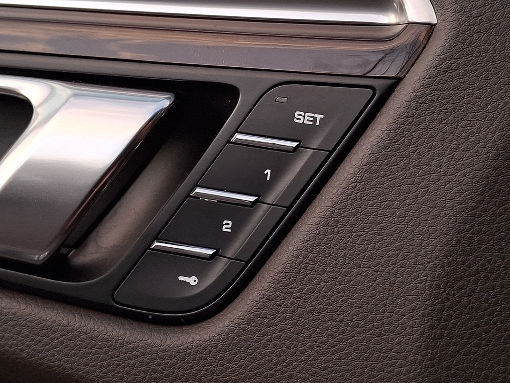 Thumbnail: 2022 Porsche Macan - 25