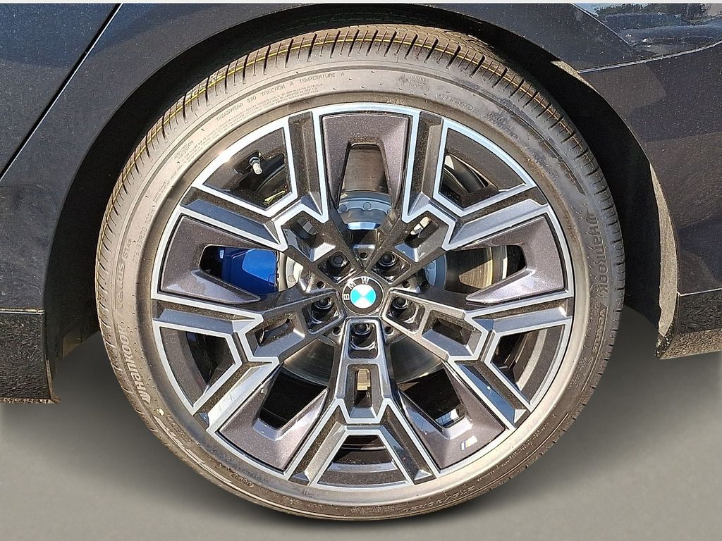 Thumbnail: 2027 BMW 5 Series - 4