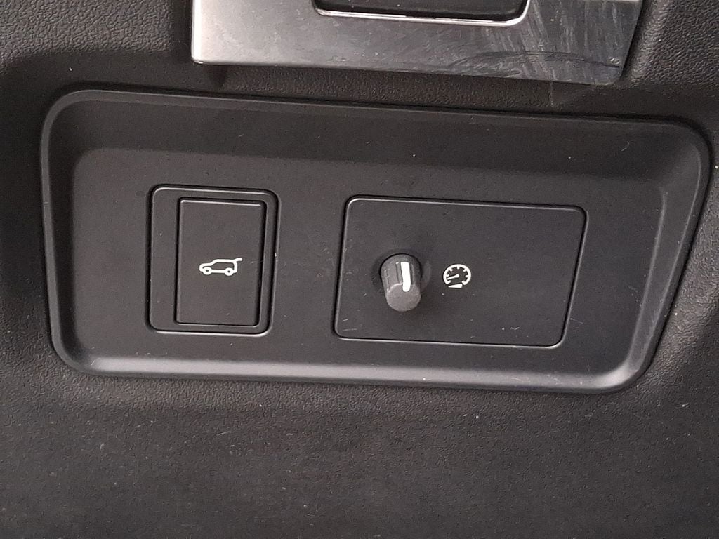 Thumbnail: 2023 Land Rover Discovery Sport - 24