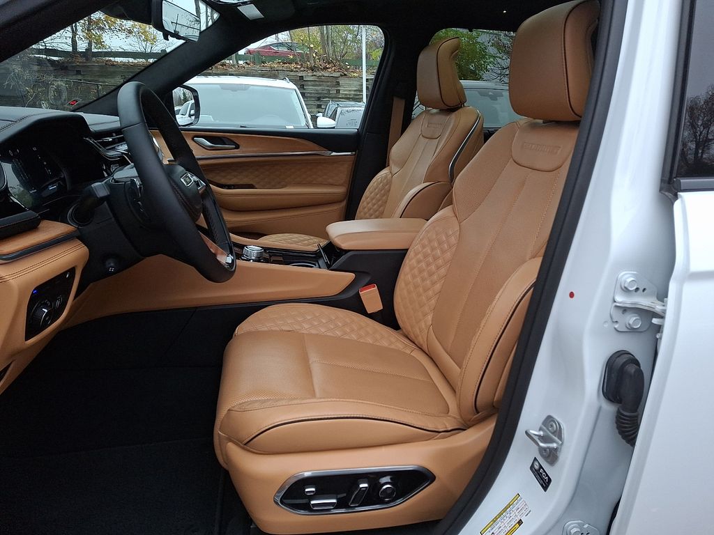 Thumbnail: 2023 Jeep Grand Cherokee - 9