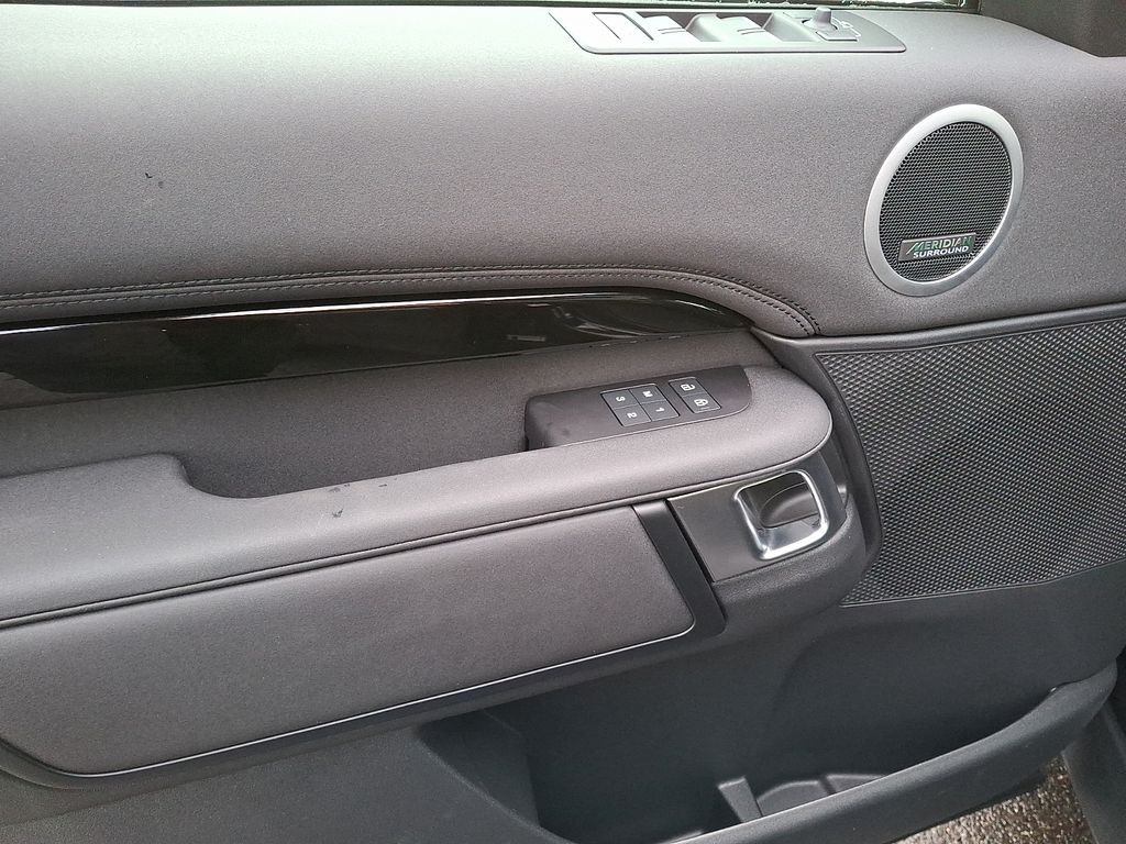 Thumbnail: 2025 Land Rover Discovery - 9