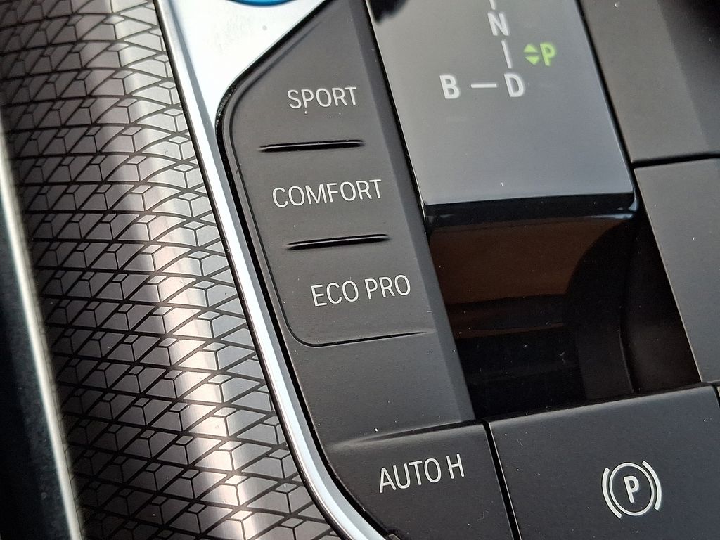 Thumbnail: 2023 BMW i4 - 20