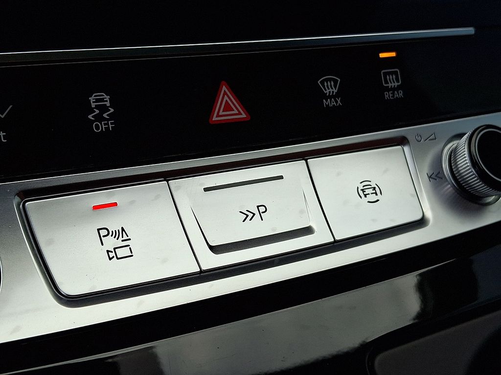 Thumbnail: 2023 Audi SQ7 - 21