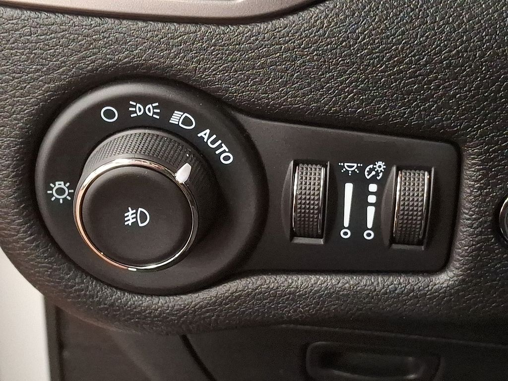 Thumbnail: 2022 Jeep Cherokee - 22