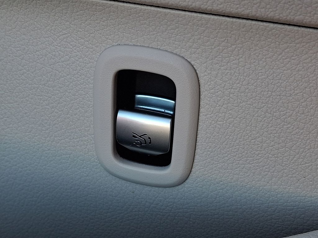 Thumbnail: 2022 Mercedes-Benz C-Class - 20