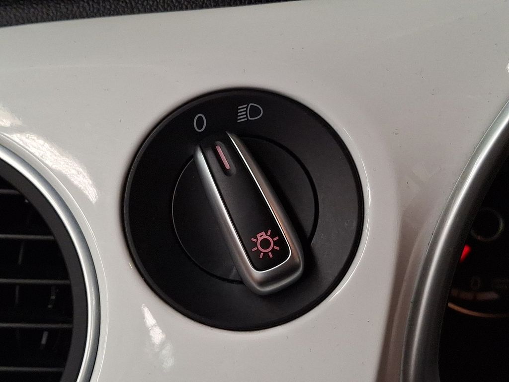 Thumbnail: 2015 Volkswagen Beetle - 20