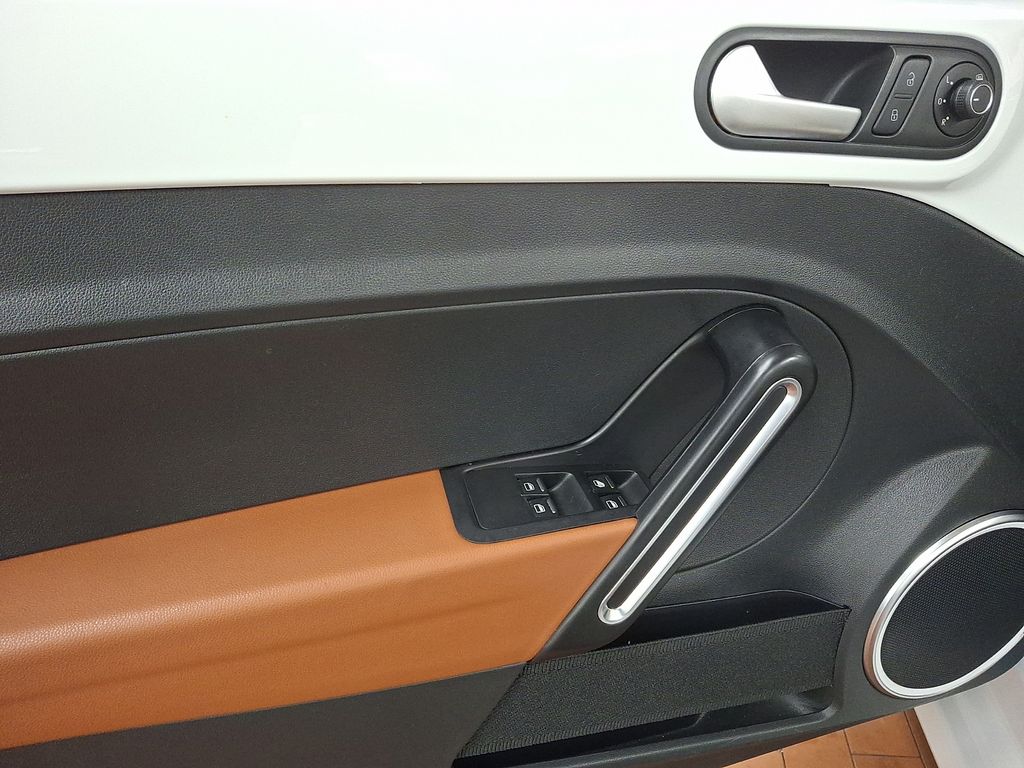 Thumbnail: 2015 Volkswagen Beetle - 10