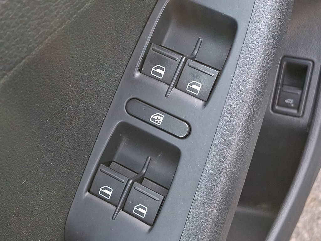 Thumbnail: 2012 Volkswagen Jetta - 25