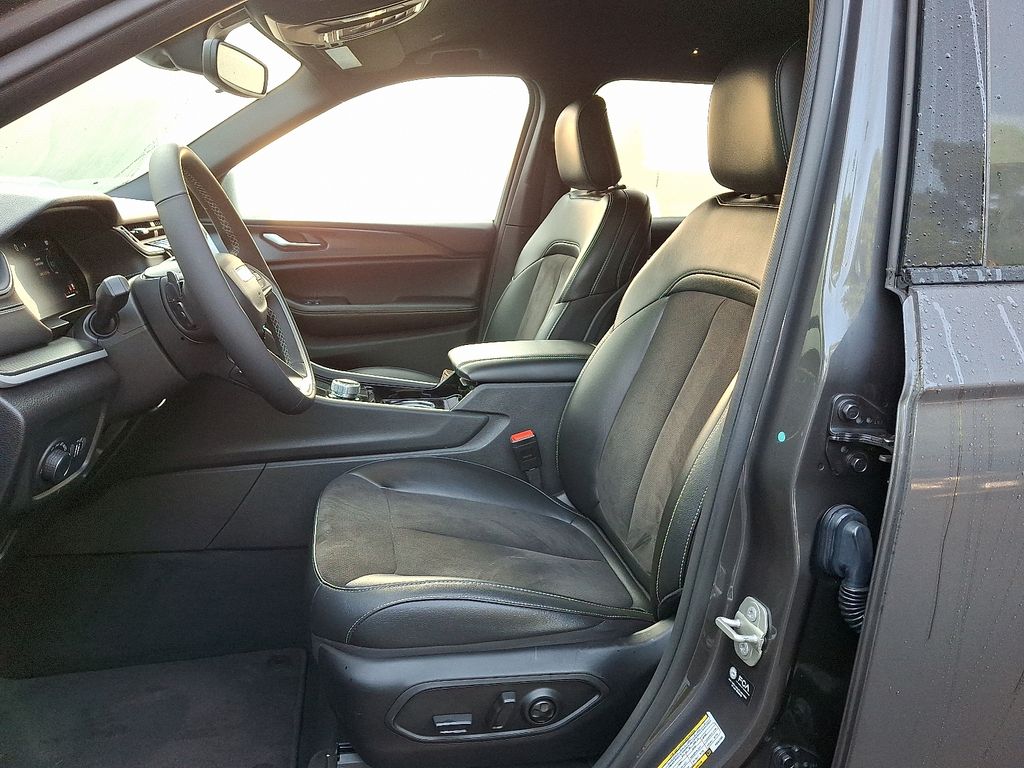 2023 Jeep Grand Cherokee Laredo 10