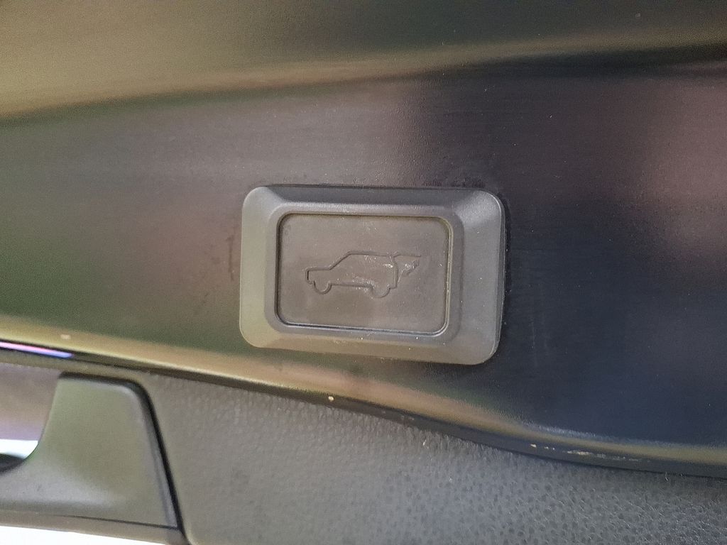 Thumbnail: 2021 Toyota RAV4 - 23