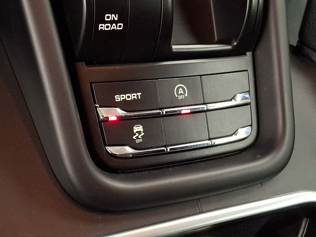 Thumbnail: 2014 Porsche Cayenne - 24